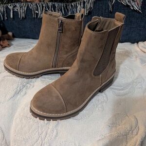 Time and Tru Brown Suede Side-Zip Chukka Boots